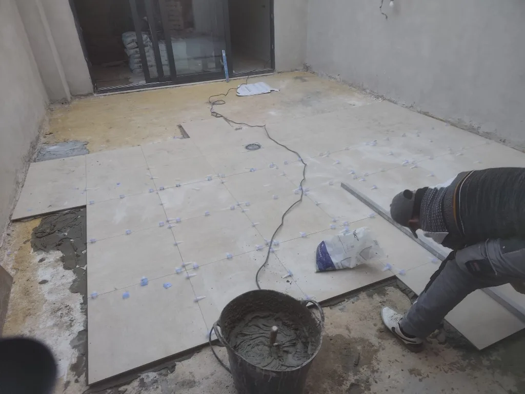 Colocación y nivelación del pavimento de terraza en obra